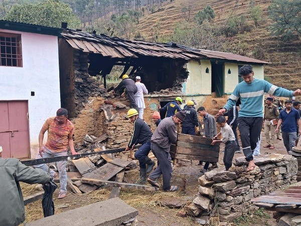 मकान की छत गिरी, मलबे में दबे 07 लोग