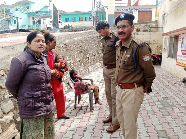 घटनास्थल पर पुलिस व प्रशासन की टीम