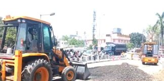 रुद्रपुर : कोर्ट के आदेश पर प्रशासन ने मजार की मिट्टी को रखा सुरक्षित, हाईवे निर्माण शुरू