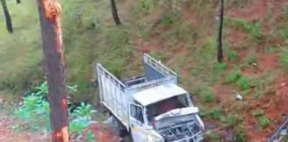 छतीना के पास पिकअप दुर्घटनाग्रस्त, चालक घायल