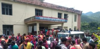 छेड़खानी प्रकरण : फूटा जन आक्रोश, ग्रामीणों ने घंटों तक घेरा थाना