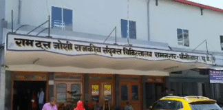 तेज रफ्तार कार ने स्कूली बच्चों को ले जा रहे टेंपो को मारी टक्कर