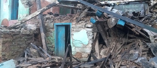 "बागेश्वर के नायल गांव में मकान ढहने के बाद का दृश्य और बचाव कार्य"