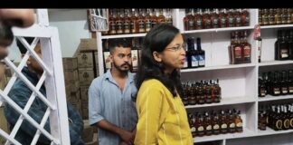 नैनीताल के कैंचीधाम में प्रशासन की बड़ी कार्रवाई, शराब दुकान में ओवररेटिंग और गड़बड़ी