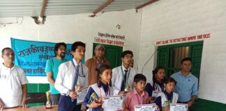 निबंध प्रतियोगिता में उत्कृष्ट प्रदर्शन करने वाले विद्यार्थियों को वनक्षेत्राधिकारी ने किया पुरस्कृत