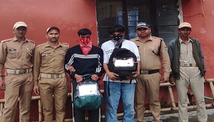 एक लाख की चरस के साथ दबोचे दो युवक, रात कर रहे थे तस्करी