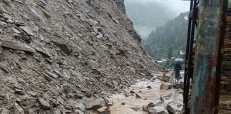 बरसाती आफत ने बिगाड़ी सड़कों की सूरत, डेढ़ दर्जन सड़कों पर थमे ​पहिये