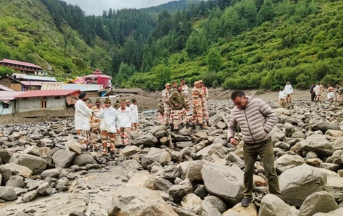 उत्तरकाशी जिले में धराली में आई प्राकृतिक आपदा के बाद रेस्क्यू ऑपरेशन