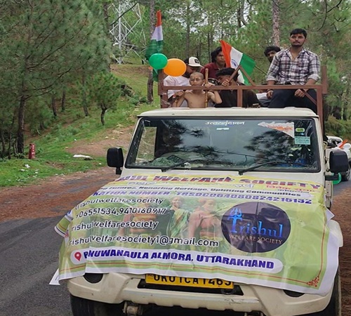 स्वतंत्रता दिवस के अवसर पर पनुवानौला में त्रिशूल वेलफेयर सोसाइटी द्वारा आयोजित तिरंगा बाइक रैली में तिरंगे झंडे लहराते हुए बाइक सवार युवा, जोश और देशभक्ति के नारों के साथ मनिआगर से जागेश्वर धाम की ओर जाते हुए।