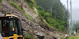 नैनीताल में बारिश का कहर: जगह-जगह भूस्खलन, सड़कें धंसीं