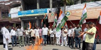 कांग्रेस ने फूंका केंद्रीय मंत्री अजय टम्टा का पुतला