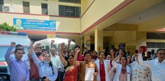 जिला चिकित्सालय में प्रदर्शन करते चिकित्सक