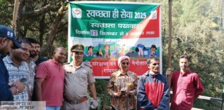 शिप्रा नदी किनारे स्वच्छता अभियान, ग्रामीण व पर्यटकों ने लिया हिस्सा