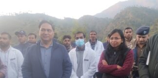 सीएचसी सुयालबाड़ी में अनशनकारियों की प्रशासन से वार्ता विफल