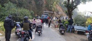 बीच सड़क ट्रक का एक्सल टूटा, घंटो जाम ! यात्रियों की भारी फजीहत