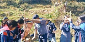 स्काउट-गाइड शिविर में रोमांचक हाइकिंग