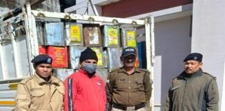 लीसे के साथ पिकअप चालक को दबोचा