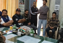 पूर्व छात्रसंघ उपसचिव अंकुर पर हमले के विरोध में प्रदर्शन, कोतवाल से वार्ता कोतवाल से वार्ता करते बागेश्वर संघर्ष वाहिनी के प्रतिनिधि