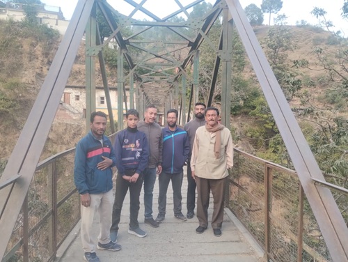 अल्मोड़ा-नैनीताल सीमा पर नैनीपुल 15 साल से जर्जर है, जिससे 30 गांवों के हजारों लोगों और स्कूली बच्चों की जान को खतरा है। प्लेटें उखड़ीं, ग्रामीण और पूर्व प्रधान विपिन गुरूरानी ने शीघ्र मरम्मत की मांग की। जानें क्यों खतरे में है लाइफलाइन।