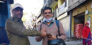 अल्मोड़ा में होमगार्ड जवान ने लौटाया गुम हुआ कीमती मोबाइल फोन