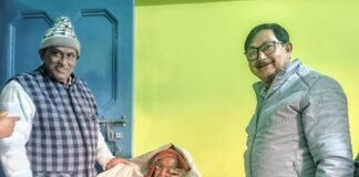 वरिष्ठ पेंशनर भगवती और सरस्वती देवी के घर पहुंचे अधिकारी