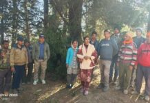 मल्ली दीनी में गुलदार की दहशत: वन विभाग ने लगाया पिंजरा और कैमरा ट्रैप मल्ली दीनी में गुलदार की दहशत, ब्लॉक प्रमुख की मौजूदगी में बैठक