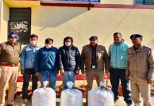 अल्मोड़ा: सुबह-सुबह कार से 13 लाख का गांजा पार लगा रहे तीन तस्कर चढ़े पुलिस के हत्थे सुबह-सुबह कार से 13 लाख का गांजा पार लगा रहे तीन तस्कर चढ़े पुलिस के हत्थे