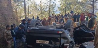 कसानबैंड के पास गहरी खाई में गिरी स्कॉर्पियो