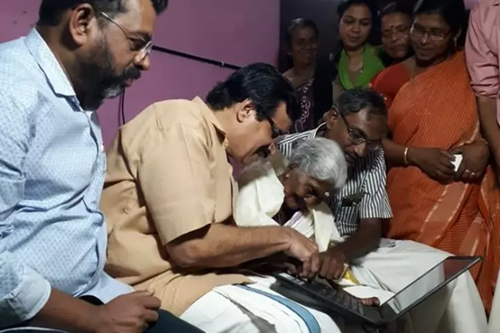 केरल की दादी कार्तियानी अम्मा ने साक्षरता परीक्षा में किया कमाल