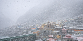 बदरीनाथ धाम में बिछी बर्फ की सफेद चादर