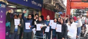 Bank Strike: SBI मुख्य शाखा के बाहर बैंक कर्मियों का प्रदर्शन