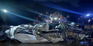 गहरी खाई में गिरी ऑल्टो कार