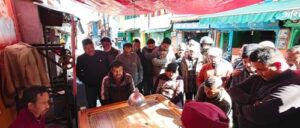 अल्मोड़ा: खजांची मोहल्ला में मैत्री कैरम प्रतियोगिता का रोमांच