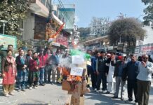 अल्मोड़ा: क्वारब संकट को लेकर गुस्से में कांग्रेस, नारेबाजी के साथ पुतला फूंका अल्मोड़ा: को लेकर गुस्से में कांग्रेस, नारेबाजी के साथ पुतला फूंका