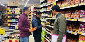 खाद्य विभाग ने मॉलों में मारा छापा