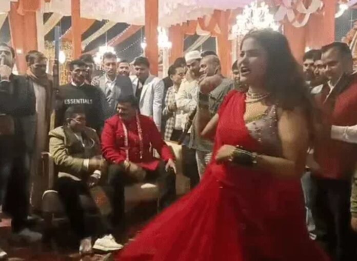 'मुझको राणा जी माफ करना...' डांसर के ठुमकों पर फिदा हुए प्रणव सिंह चैंपियन, फिर शुरू हुआ 'नोटों की बारिश' का खेल!