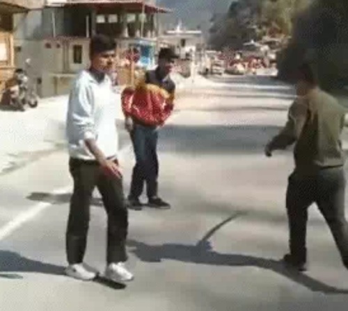 शर्मनाक: बोर्ड परीक्षार्थी को बीच सड़क बेरहमी से पीटा, वीडियो वायरल