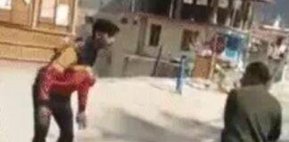 शर्मनाक: बोर्ड परीक्षार्थी को बीच सड़क बेरहमी से पीटा, वीडियो वायरल