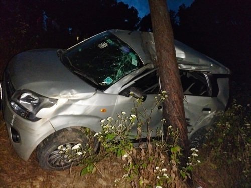 16 alm 1 खाई में जा गिरी कार, तीन घायल, दो गंभीर