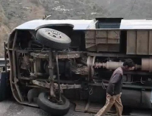 हल्द्वानी से डीडीहाट जा रही KMOU बस पलटी, एक की मौत, 15 घायल