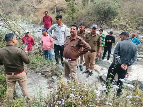 अल्मोड़ा: खाई में गिरी कार; PNB के हेड कैशियर की दर्दनाक मौत