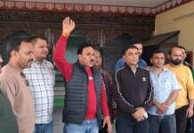 बागेश्वर: व्यावसायिक गैस किल्लत से चूल्हे ठंडे, सड़कों पर उतरे व्यापारी बागेश्वर: व्यावसायिक गैस किल्लत से चूल्हे ठंडे, सड़कों पर उतरे व्यापारी