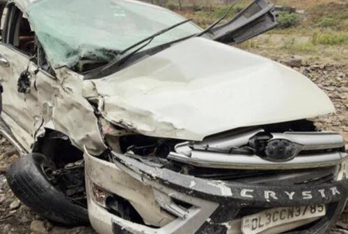 pit car accident कार के उड़े परखच्चे, 2 की मौत 2 गंभीर