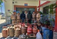 घर के भीतर की जा रही थी अवैध गैस रिफिलिंग, गैंग का भंडाफोड़ घर के भीतर की जा रही थी अवैध गैस रिफिलिंग, गैंग का भंडाफोड़