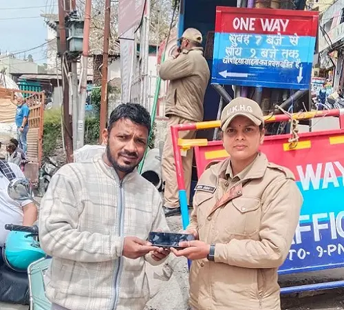 महिला होमगार्ड दीपा जोशी ने लौटाया राह में गिरा कीमती मोबाइल
