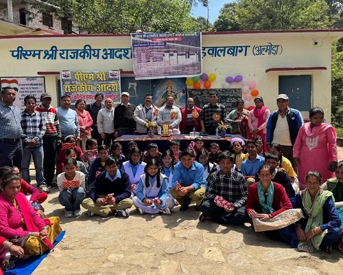 8almp1 प्रवेशोत्सव की धूमधाम से लबरेज रहा पीएम श्री जीआईसी हवालबाग