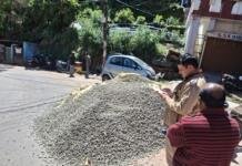 सड़क पर निर्माण सामग्री डालने वाले ठेकेदार का 10 हजार का चालान सड़क पर निर्माण सामग्री डालने वाले ठेकेदार का 10 हजार का चालान