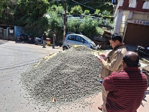 thekedaar सड़क पर निर्माण सामग्री डालने वाले ठेकेदार का 10 हजार का चालान