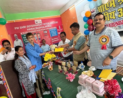25almp1 तरूण, खुशी व रोहित को मिली धन सिंह बिष्ट मेमोरियल स्कॉलरशिप