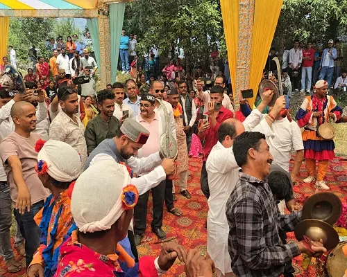 25almp10 बागेश्वर का पोखरी गांव दुल्हन की तरह सजा